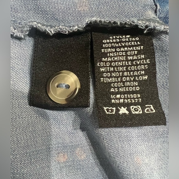 Sanctuary  Soft Denim  Top with Floral Prints size XL - Picture 9 of 12